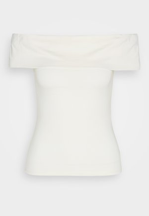 Haut blanc décolleté en tissu extensible, design ajusté, texture lisse avec un col large et des manches courtes. Sans motifs ni accents.