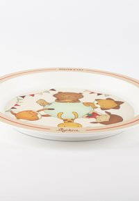 Keramikteller mit einer bunten Illustration von Tieren und Kindern rund um einen Tisch; hat einen dicken weißen Rand mit orangefarbenen Streifen und Druck.