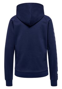 Marineblauwe hoodie met een gestructureerde afwerking, voorzien van een volledige capuchon, geribde manchetten en een logo-detail langs de linkermouw.