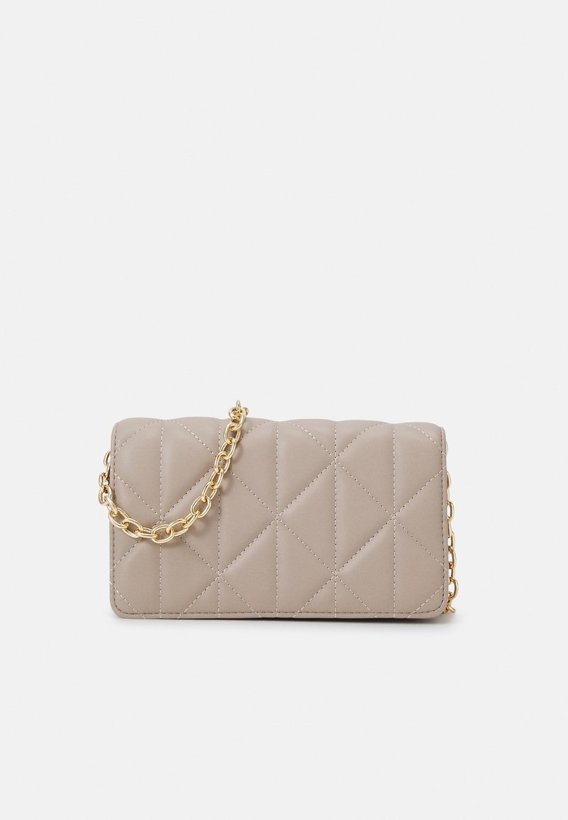 Pochette en cuir matelassé beige avec surpiqûres en losanges et une bandoulière chaîne dorée, posée sur un fond uni clair.
