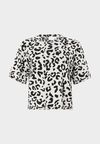 Μπλουζάκι με ασπρόμαυρο leopard print, με κοντά μανίκια, στρογγυλή λαιμόκοψη, ριμπ τελείωμα, απαλό πλεκτό ύφασμα, άνετη εφαρμογή.