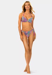 Zestaw bikini w intensywnym różowym, niebieskim i zielonym wzorze paisley. Biustonosz halter z fiszbinami, regulowane wiązania na biodrach, gładki materiał, umiarkowane pokrycie.