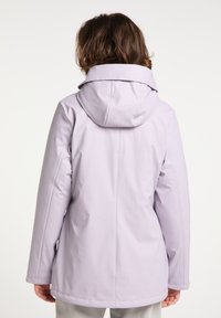 Giacca impermeabile lavanda con cappuccio, caratterizzata da una texture liscia, maniche lunghe e una silhouette allungata. Dettagli delle cuciture visibili.