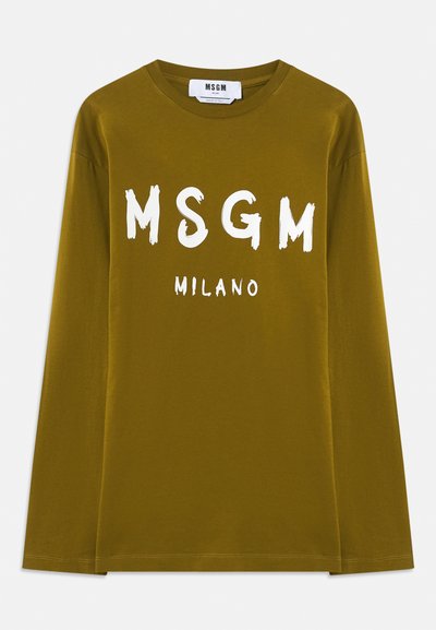 Oliven grønn langermet t-skjorte laget av bomull, med stor hvit "MSGM" og "MILANO" tekst trykt foran.