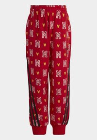 Joggers de algodón rojos con patrones repetitivos de Mickey Mouse en amarillo y la letra "M" en blanco, con franjas laterales negras y puños acanalados.