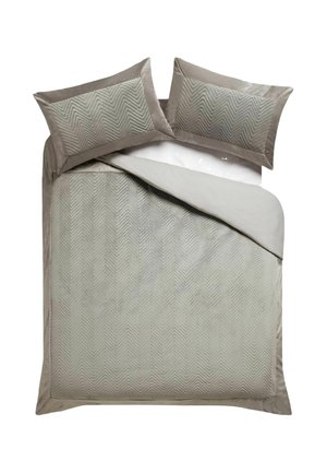 King-Size-Bettwäsche-Set mit zwei großen Kissen und einem gesteppte Muster in sanften Beige- und Hellgrautönen.