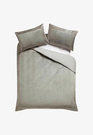 King-Size-Bettwäsche-Set mit zwei großen Kissen und einem gesteppte Muster in sanften Beige- und Hellgrautönen.
