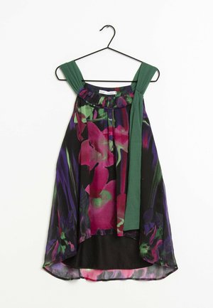 Mouwloze bloemenjurk met grote roze, groene en paarse bloemen, donkere achtergrond, geplooide halslijn en brede groene schouderbanden aan een hanger.