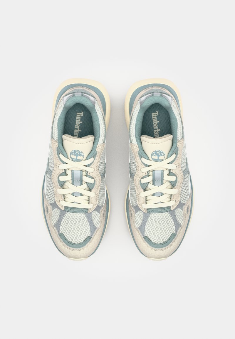 Sneakers leggeri con tomaia in rete di colore azzurro pallido e crema, forma arrotondata, suole in gomma beige e accenti di branding sottili.