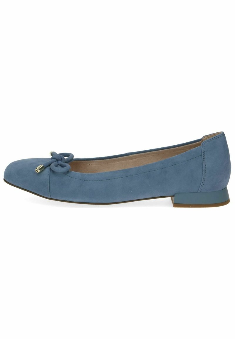Ballerine en daim bleu avec un bout arrondi, un nœud noué sur le dessus et un petit talon carré. Texture lisse avec un design minimaliste.