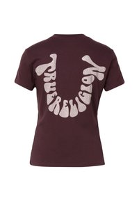 Tmavě fialové tričko s krátkým rukávem a velkým zakřiveným bílým textem na zádech s nápisem "TRUE RELIGION."