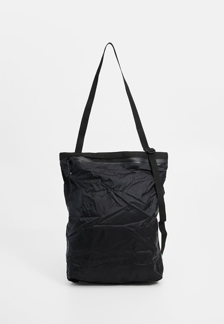 Borsa tote nera in nylon con tracolla regolabile e apertura con zip, tessuto leggermente stropicciato, appoggiata su sfondo bianco.