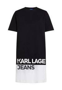 Juoda marškinėlių suknelė trumpomis rankovėmis, su balta apatine dalimi ir ryškiu juodu tekstu "KARL LAGE JEANS" priekyje. Lygi audinio tekstūra.