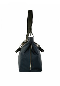 Mørkeblå tote bag med en tekstureret overflade, snøret top og kontrasterende beige lynlåsdetalje. Har sorte stofhåndtag til bæring.