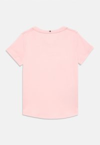 Ροζ παστέλ κοντομάνικο πουκάμισο με στρογγυλή λαιμόκοψη, μικρή διακοσμητική ραφή στο άνω πίσω μέρος, εμφανίζεται σε απλό ανοιχτό φόντο.