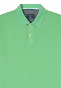 Polo shirt vert à manches courtes avec deux boutons et un col, étiqueté "OLYMP Casual" en taille moyenne.