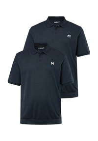 Zwei marineblaue Poloshirts aus weichem Stoff mit klassischem Kragen, drei Knöpfen und einem weißen Logo auf der Brust.