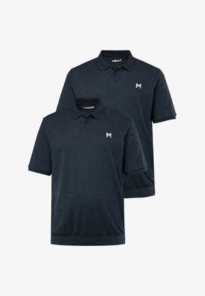 Dwie granatowe koszulki polo uszyte z miękkiego materiału, z klasycznym kołnierzykiem, trzema guzikami i białym logo na piersi.