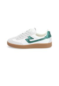 Baskets en cuir blanc avec des accents métalliques verts, une patch en suède gris texturé et une semelle en caoutchouc brun clair. Fermeture à lacets.