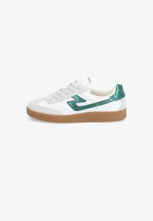 Baskets en cuir blanc avec des accents métalliques verts, une patch en suède gris texturé et une semelle en caoutchouc brun clair. Fermeture à lacets.