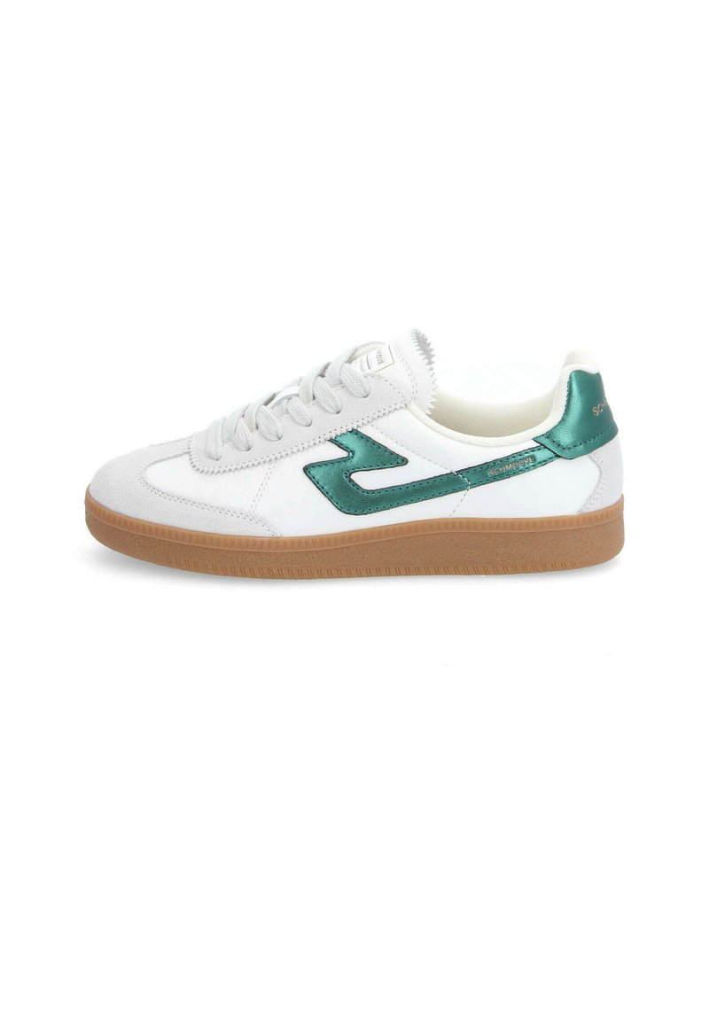 Baskets en cuir blanc avec des accents métalliques verts, une patch en suède gris texturé et une semelle en caoutchouc brun clair. Fermeture à lacets.