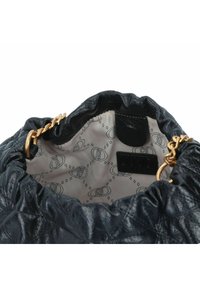 Interno di una borsa a secchiello in pelle blu scuro con una finitura texturizzata, caratterizzata da accessori in oro e una fodera grigia chiaro a motivi.
