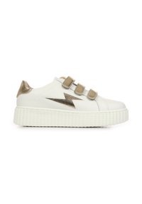Sneaker bianco con suola piattaforma texturizzata, caratterizzato da accenti dorati e tre cinturini in Velcro. Sul lato presenta un design a fulmine metallico.