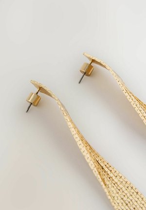 Guldtonade örhängen med en vågig design, som har en texturerad yta och cylindriska stiftbaksidor för säker användning.