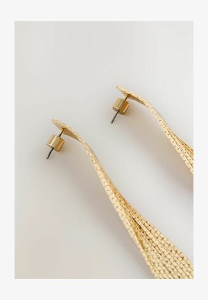 Kuldse tooniga kõrvarõngad lainelise kujundusega, millel on tekstuurne viimistlus ja silindrilised tagused, et tagada turvaline kandmine.