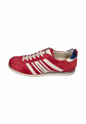 Red and white suede sneaker with white laces, blue heel tab, three white stripes on the side, and "Kamo-Gutsu" branding.
