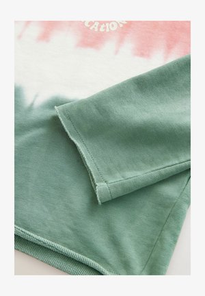 Lättviktig tie-dye t-shirt med en gradient av rosa, vitt och grönt, med ett grönt nederdel och råkantdetaljer.