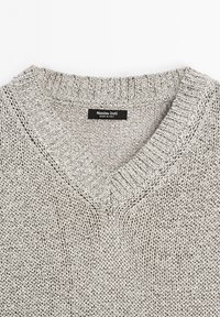 Maglione grigio a maglia con scollo a V. Realizzato in tessuto strutturato, presenta un colletto a costine e l'etichetta "Massimo Dutti, Made in Italy."