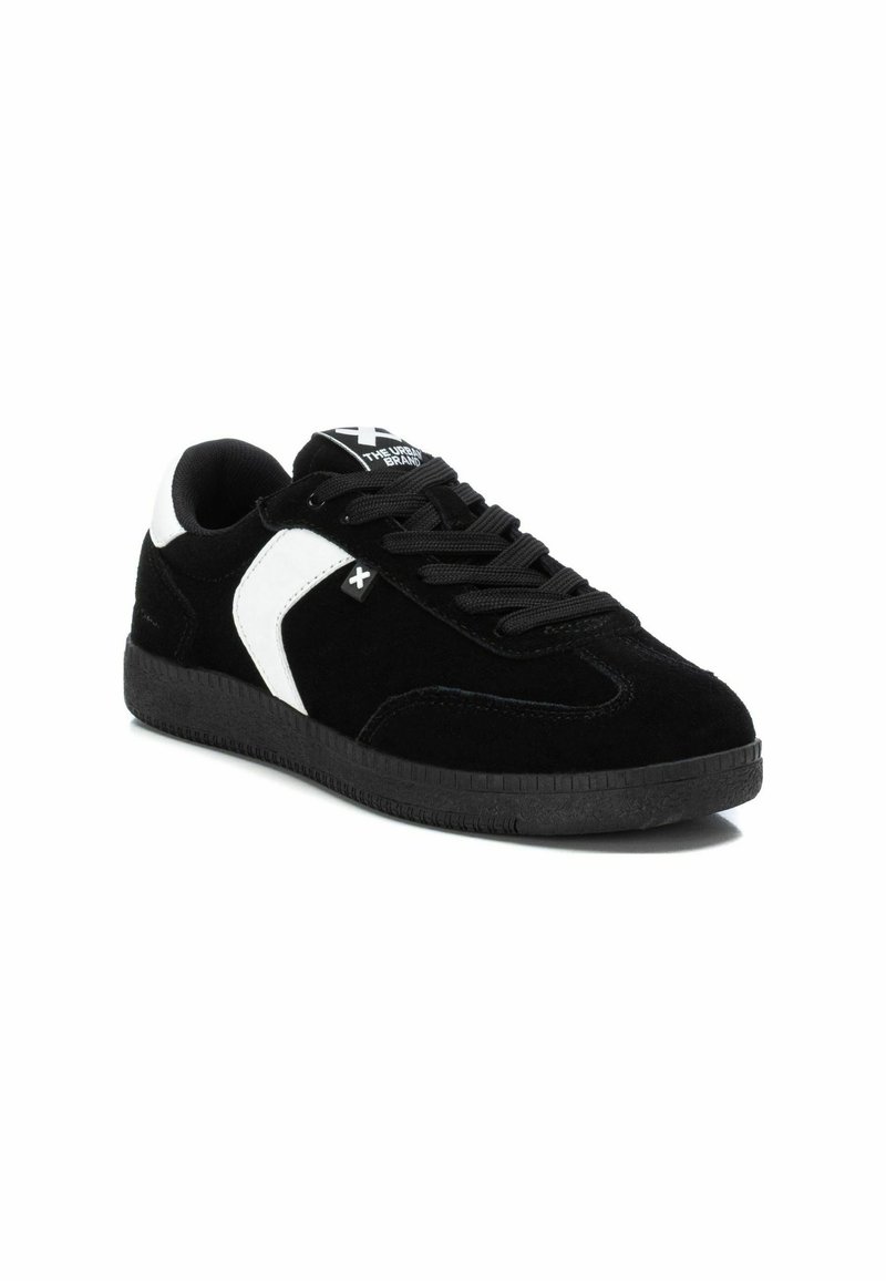Sneaker in suede nera con una accentatura in pelle bianca, suola testurizzata, punta rotonda e lacci neri. Presenta il logo sulla linguetta.