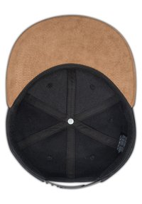 Pipossa baseballia, jonka vaaleanruskea nubuck-lippa ja musta kangasrunko. Varustettu mustilla ompeleilla ja hopeisella napilla ylhäällä. Sisäosa on vuorattu mustaksi.