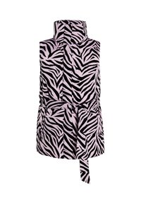 Zebra-mønstret ærmeløs vest i pink og sort, med høj krave, bælte i taljen og lommer. Stoffet har en glat tekstur.