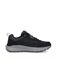 Scarpa sportiva nera con parte superiore texturizzata, accenti grigi e una suola spessa e decorata. Presenta lacci e una piccola linguetta sul tallone.