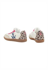 Witte mesh sneakers met roze accenten, marineblauwe "W" logo en een leopardprint hiel. Laag profiel met een bruine rubberen zool en een ronde neus.