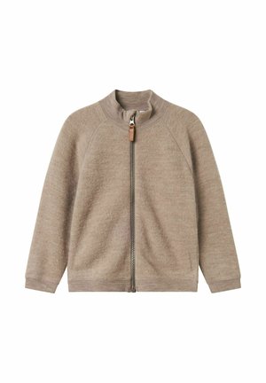Giacca beige con zip in tessuto morbido. Caratterizzata da un collo alto, maniche raglan e una linguetta in pelle per la zip. Finitura testurizzata con orlo a coste.