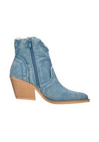 Botín de denim con borde deshilachado, color azul, cremallera lateral y tacón de bloque de madera marrón con surcos horizontales.