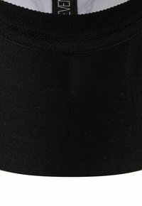 Schwarze Kappe aus strukturiertem Stoff mit einem gebogenen Schirm. Das innere Etikett ist entlang der oberen Kante sichtbar. Einfaches Design, keine zusätzlichen Verzierungen.