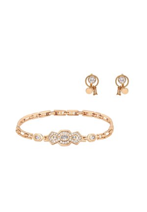 Gouden armband met geometrische schakels en heldere edelstenen, gecombineerd met gouden oorknopjes met ronde heldere stenen en kleine hangende bedeltjes.