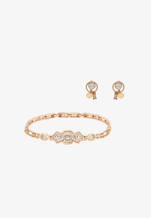 Arany karkötő geometrikus láncszemekkel és áttetsző kövekkel, arany szögletes fülbevalókkal, melyeken kerek áttetsző kövek és apró, lebegő medálok találhatók.