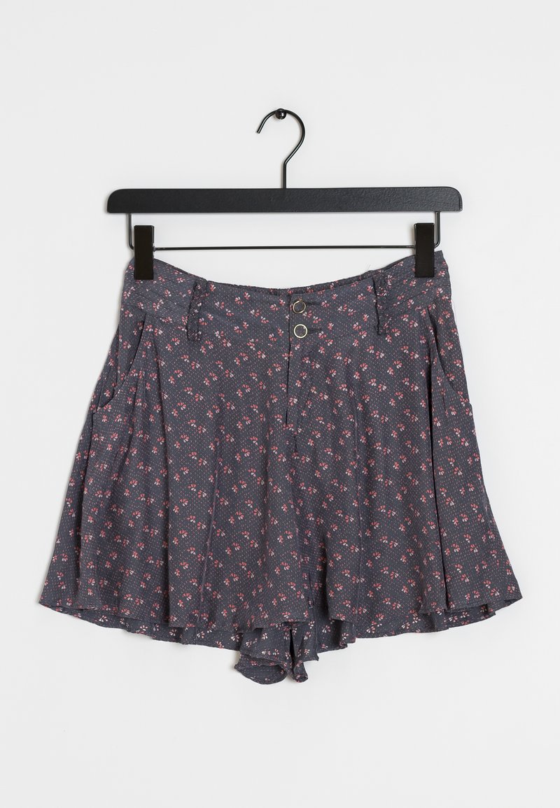 Pantaloni corti grigio scuro con motivo floreale in rosa e bianco. Presentano due bottoni frontali, pieghe e un orlo svasato. Realizzati in tessuto leggero.