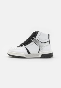 Høyt oppe sneakers med hvitt lær, svarte detaljer og metallisk sølvfarge. Perforert tå og svarte snørebånd. Gummisåle for bedre grep.