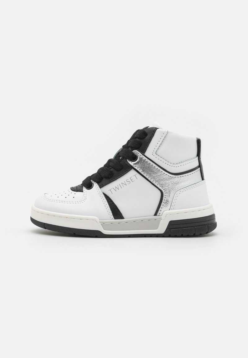 Høyt oppe sneakers med hvitt lær, svarte detaljer og metallisk sølvfarge. Perforert tå og svarte snørebånd. Gummisåle for bedre grep.
