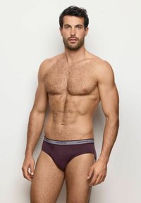 Slip da uomo viola scuro con una vita grigia e logo, caratterizzato da una texture liscia e morbida e una forma aderente.