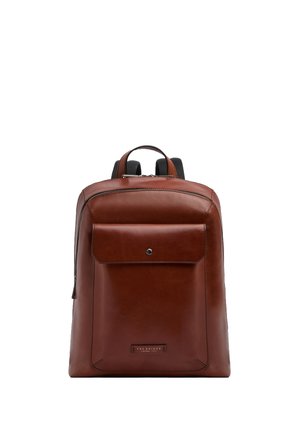 Zaino in pelle marrone con tasca frontale con patta, manico superiore e spallacci imbottiti neri, mostrato su sfondo bianco.