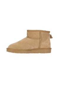 Stivaletti alla caviglia in suede tan con una texture morbida, punta arrotondata e dettagli cuciti. Gamba corta con un tassello sul retro. Suola piatta.