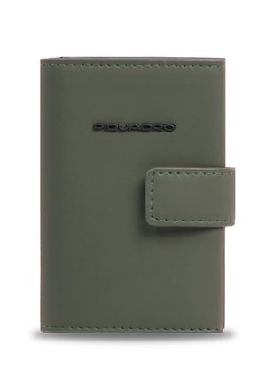Portafoglio compatto in pelle verde oliva con bordi cuciti, chiusura a bottone a pressione e logo Piquadro in rilievo nero sulla parte frontale.