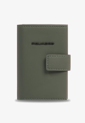 Kompakte Geldbörse aus olivgrünem Leder mit genähten Kanten, Druckknopfverschluss und schwarzem, geprägtem Piquadro-Logo auf der Vorderseite.